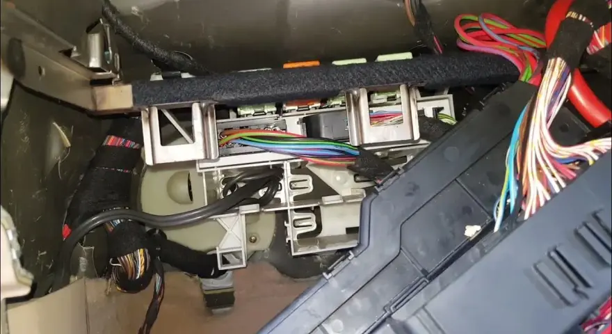BMW E39: Lokalizacja i naprawa modułu komfortu GM5